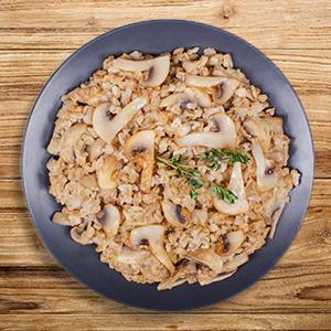 ragu-s-gribami-i-zelenyu-na-khlopyakh-ovsyanykh-s-otrubyami-fermer-gud